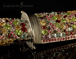 Кинжал, инкрустированный полудрагоценными камнями.