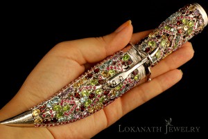 Кинжал, инкрустированный полудрагоценными камнями.