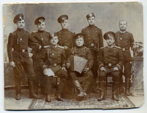 8 военослужащих с гармошкой (фото до 1905 года)