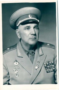 Первый часовой у МАВЗОЛЕЯ ЛЕНИНА   генерал-майор Г.П. Коблов