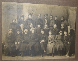 Коллективно фото 1920 г. Интересный знак.