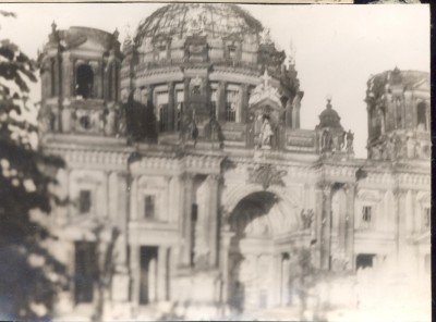 В Берлине 1945 г и на аэродроме завода "Хейнкель"