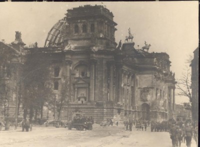 В Берлине 1945 г и на аэродроме завода "Хейнкель"