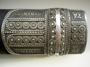 КРАСИВЫЙ СКАННЫЙ КАВКАЗСКИЙ КИНЖАЛ ФИКСИРОВАННО.