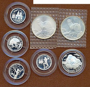 Монеты в капсулах.