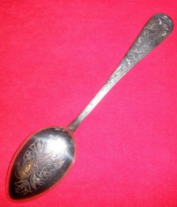 Ложка десертная с узором.875