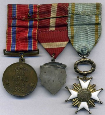 -------> Офицерский знак Латвийского стр. полка в серебре