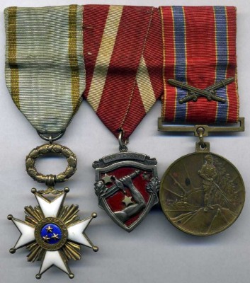 -------> Офицерский знак Латвийского стр. полка в серебре