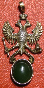 Орел с камнем