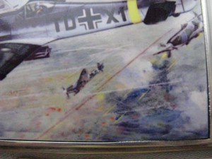Портсигар эмалевый (сцена воздушного боя). Англия.
