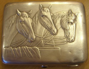 Портсигар. Лошадки.
