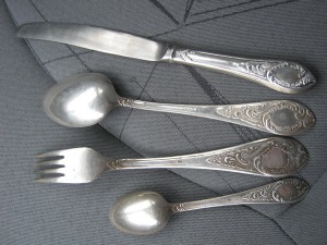 нож.вилка и две ложки