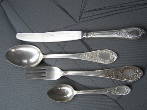 нож.вилка и две ложки