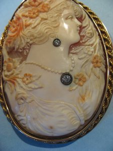 Очень красивая Камея в золоте с двумя бриллиантами