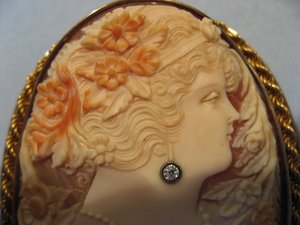 Очень красивая Камея в золоте с двумя бриллиантами