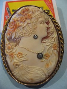 Очень красивая Камея в золоте с двумя бриллиантами