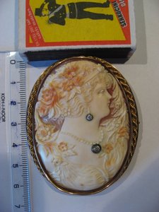 Очень красивая Камея в золоте с двумя бриллиантами