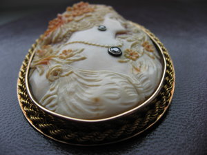 Очень красивая Камея в золоте с двумя бриллиантами