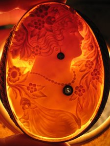 Очень красивая Камея в золоте с двумя бриллиантами