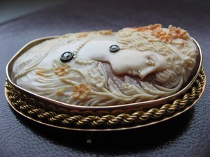 Очень красивая Камея в золоте с двумя бриллиантами