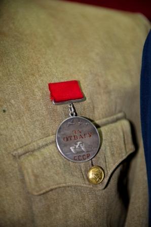 большая серебреная шк. медаль Армении без точек под гербом