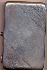 Портсигар серебряный с накладками в виде жетонов.
