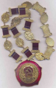 должностная бляха на цепи... "Именем Российской Сов...Ф...С