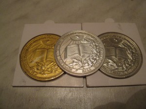 2 Киргиза золото и серебро и туркмен,школьные медали