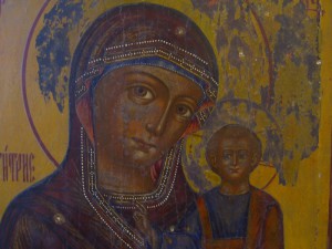 Богоматерь. Очень красивая. Аналой.