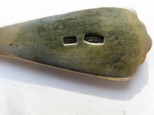 Две десертные ложечки и вилочка 875