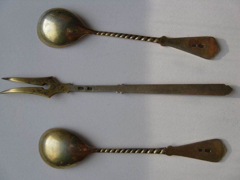 Две десертные ложечки и вилочка 875