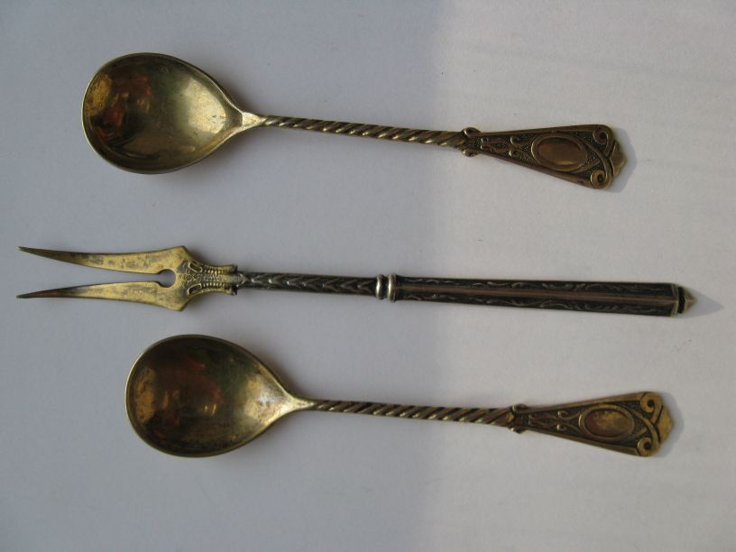 Две десертные ложечки и вилочка 875