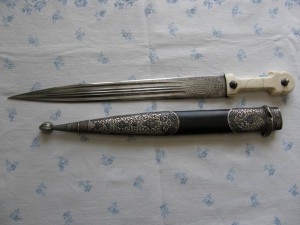 Кубанское казачье войско кинжал , ручка моржовая кость.