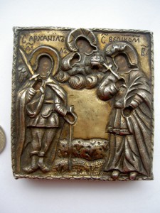 Икона в кованом серебряном окладе.