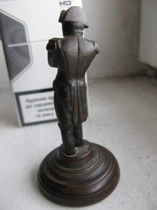Старая статуэтка Наполеона.