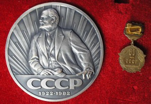 Набор 60 лет СССР знак+наст.медаль в коробке.