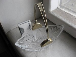 Хрустальная корзина с серебряной ручкой.