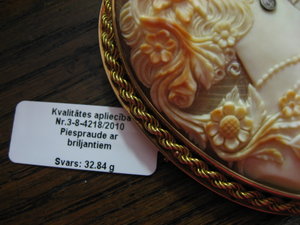 Очень красивая Камея в золоте с двумя бриллиантами