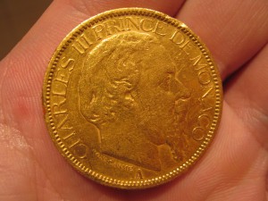2 больших золотых монеты