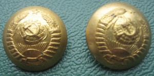 Две генеральские пуговицы на погоны.