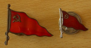 Два флажка. На винтах. Красные. Разные. Морфлот?