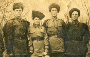 НАЧАЛО ВОЙНЫ. ГРУППА КАВАЛЕРИСТОВ.ДЕВУШКА С МЕДАЛЬЮ.