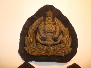 Кокарда, погоны