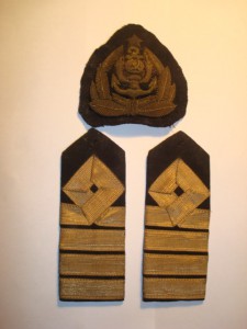 Кокарда, погоны