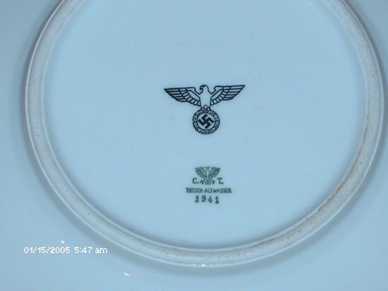 Блюдо + тарелки - фашисты