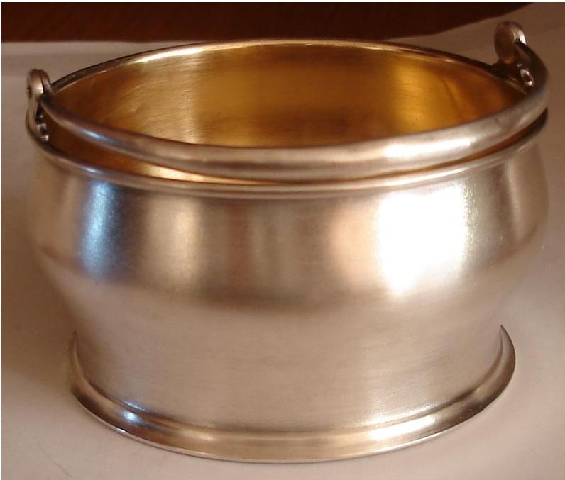 Две вазочки.