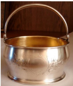 Две вазочки.